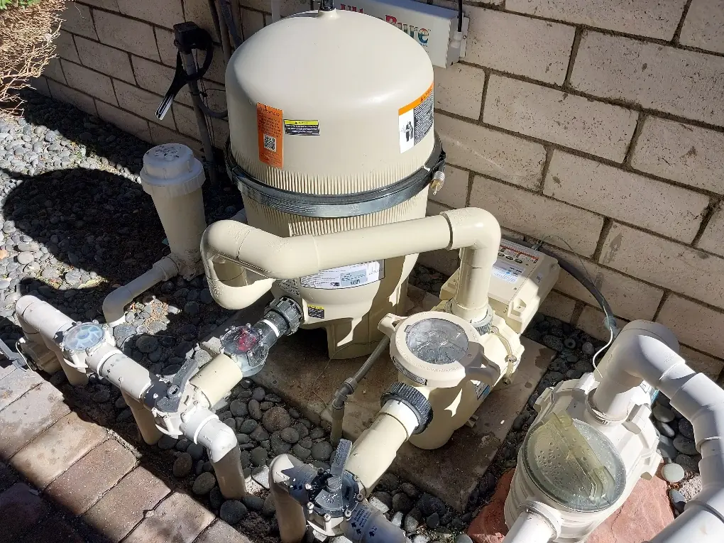 Pool pump, filter tank and connecting pipes.